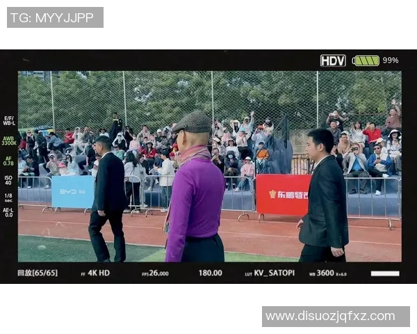 足球明星与粉丝亲密互动的背后故事与感人瞬间分享